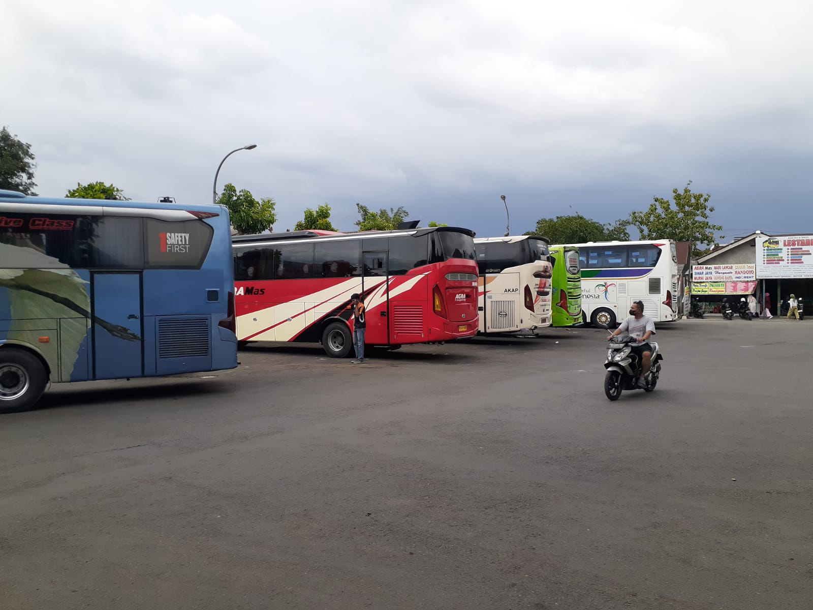 NORMAL: Suasana di Terminal Jombor pada Kamis (28/12). Selama masa libur natal dan tahun baru ini tercatat ada peningkatan jumlah penumpang. (IWAN NURWANTO/Radar Jogja)