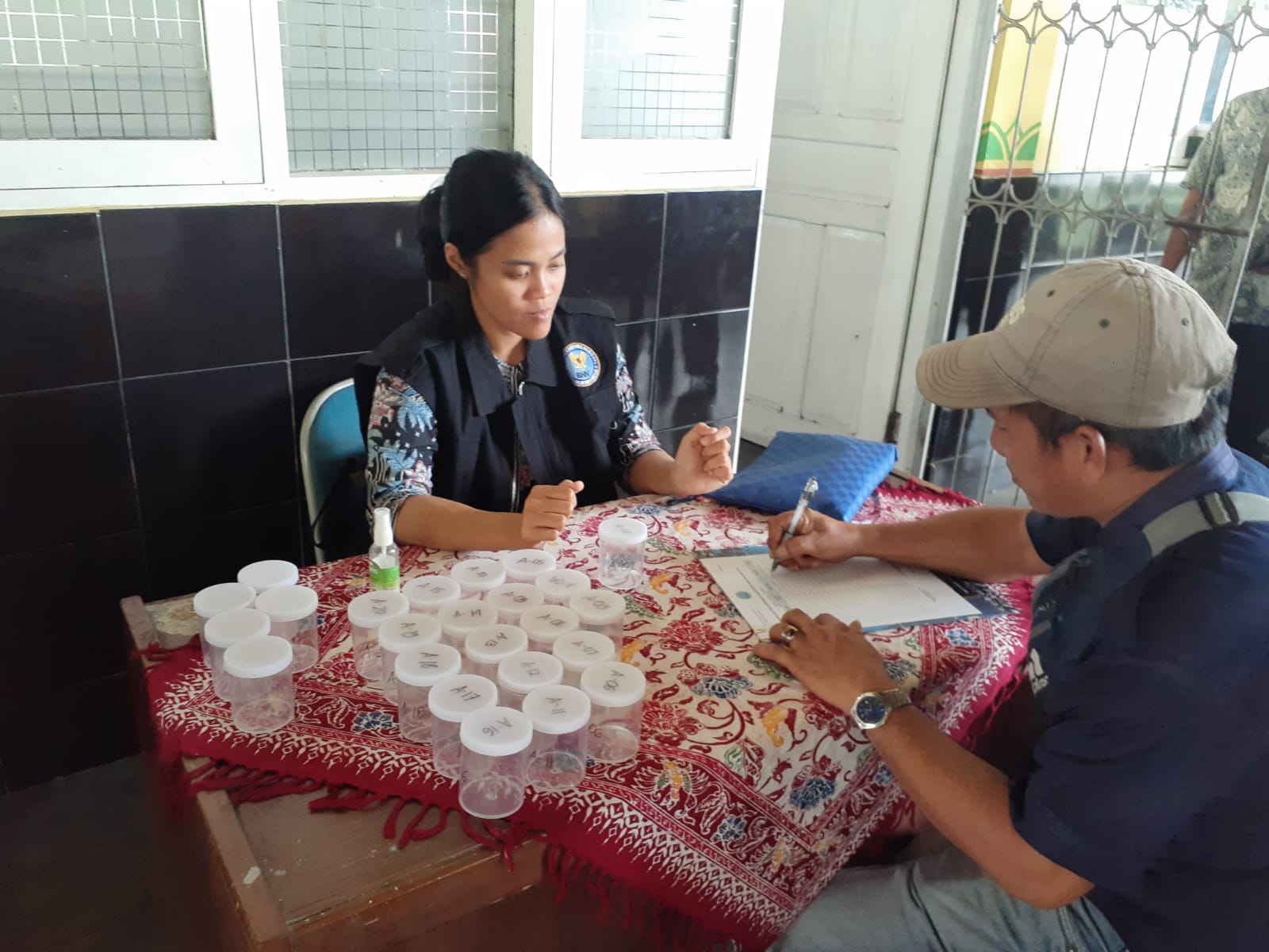 CEK: Suasana saat sopir bus di Terminal Jombor melakukan tes urine pada Kamis (28/12). (IWAN NURWANTO/Radar Jogja)