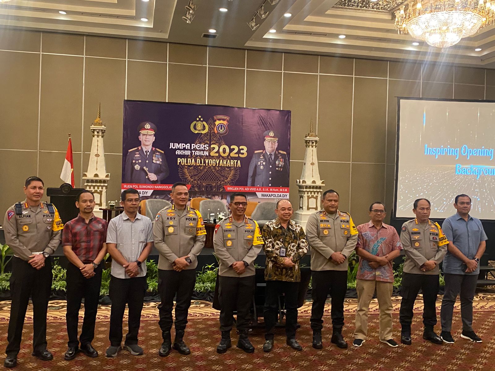 SUKSES: Kapolda DIY Irjen Pol Suwondo Nainggolan (lima dari kiri) saat laporan kinerja 2023  di Hotel Sheraton Sleman, (28/12/2023). (Agung Dwi Prakoso / Radar Jogja)