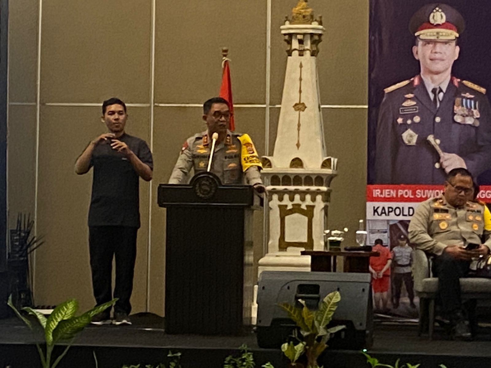 SANTAI MAWON: Kapolda DIY Irjen Pol Suwondo Nainggolan dalam jumpa pers di Hotel Sheraton Sleman, Kamis (28/12/2023). (Agung Dwi Prakoso/Radar Jogja)