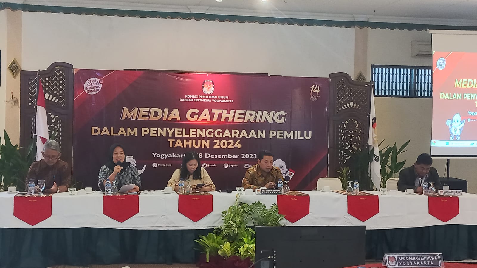 PANDUAN: Ketua KPU DIY Ahmad Shidqi saat media gathering dalam Penyelenggaraan Pemilu 2024 di Bale Raos Jogja Kamis (28/12). (Winda Atika/Radar Jogja)