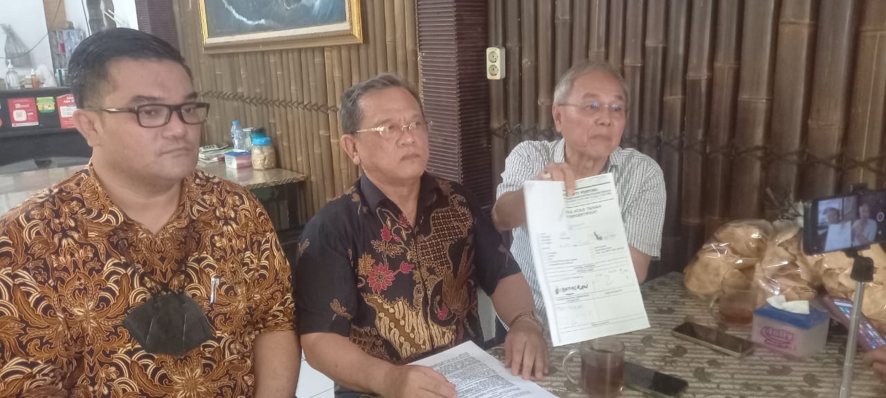 HUKUM: Zealous Siput Lokasari saat menjelaskan pengajuan gugatan ke Pengadilan Negeri Jogja Kamis (28/12). (Khairul Ma