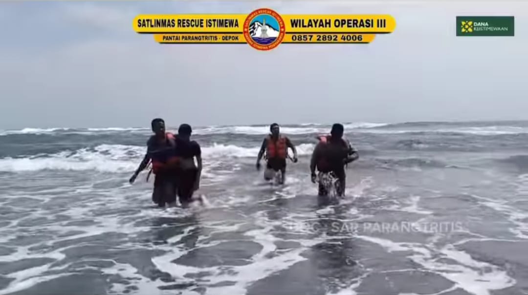 Petugas saat melakukan evakuasi penyelamatan korban yang terseret arus di Pantai Parangtritis, Bantul, Kamis (28/12). (Dok. SAR Parangtritis)