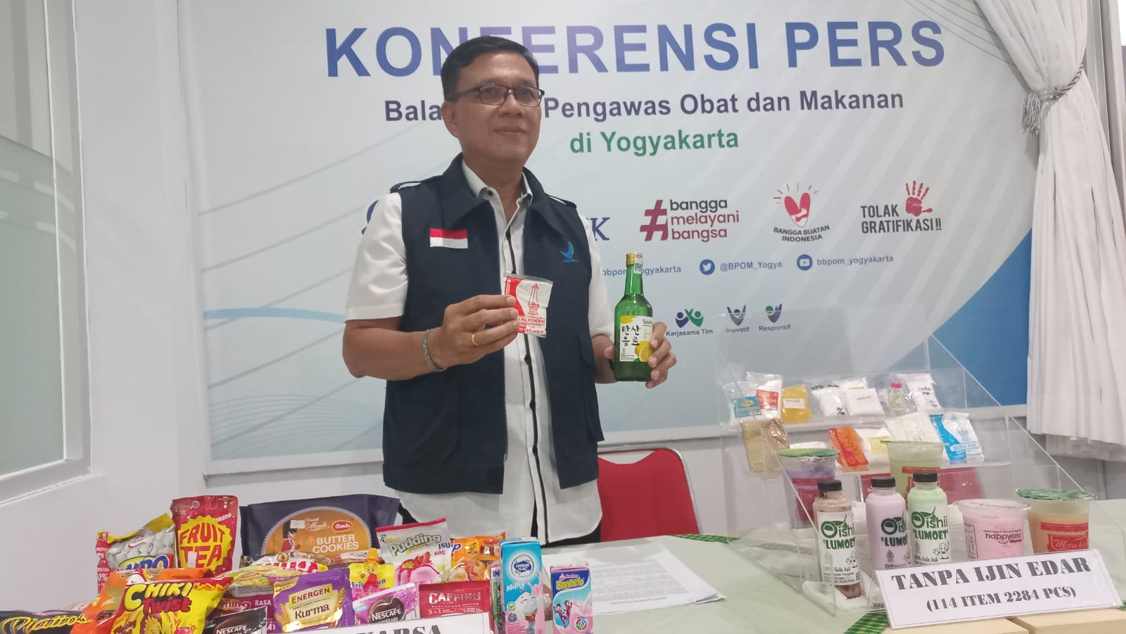 Kepala Balai Besar Pengawas Obat dan Makanan (BBPOM) DIY Bagus Heri Purnomo di kantornya Kamis (28/12). (Guntur Aga Tirtana/Radar Jogja)