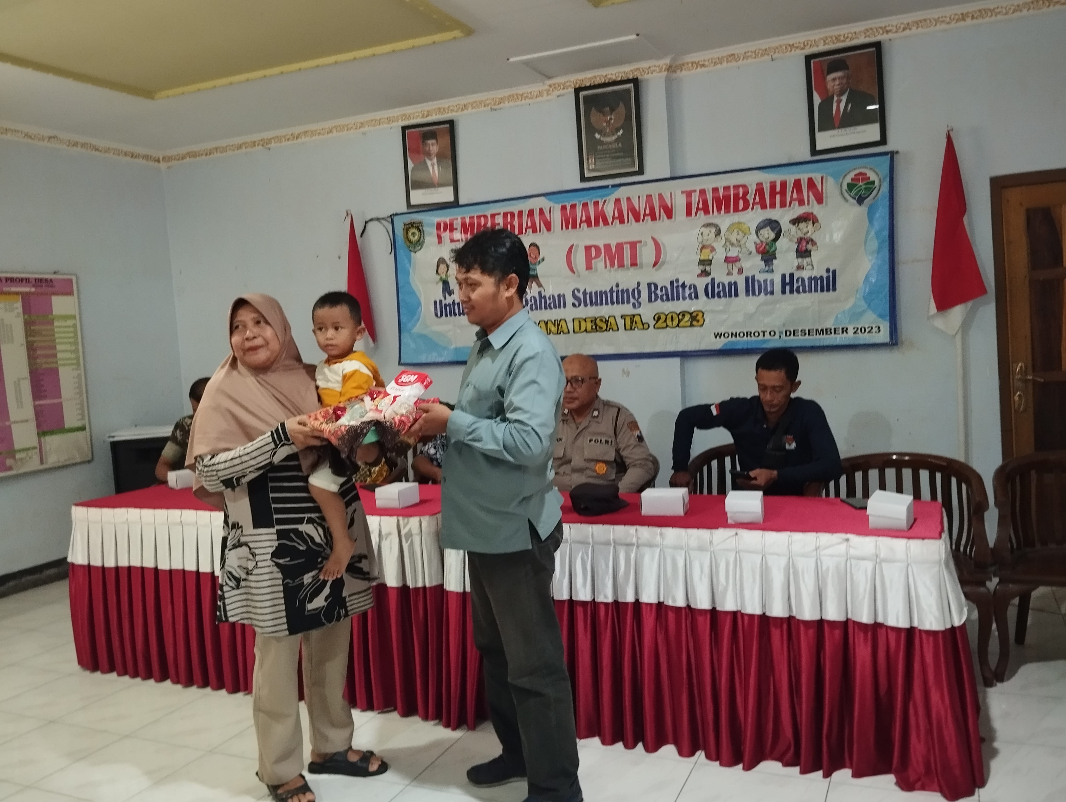 Pemberian makanan tambahan (PMT) sebagai bentuk pencegahan stunting di Desa Wonoroto, Kecamatan/Kabupaten Purworejo Kamis (28/12).