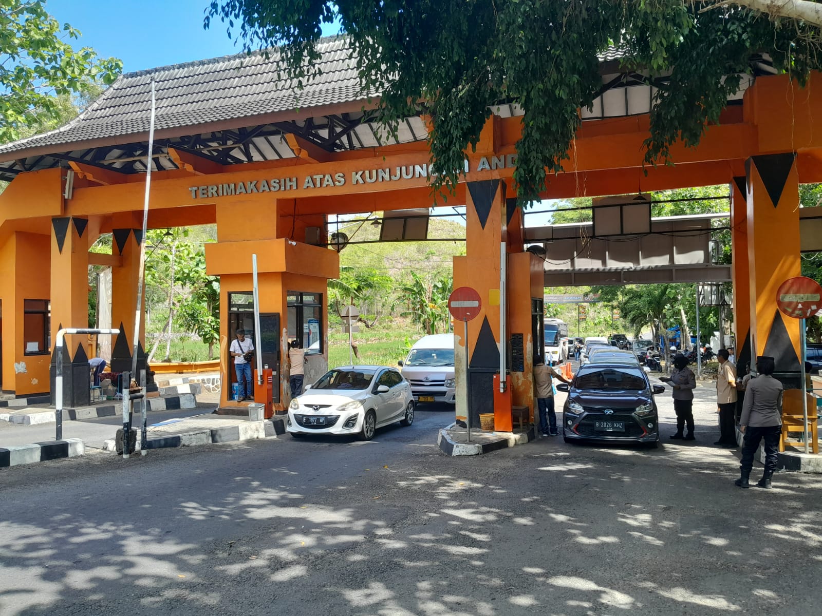 RAMAI - Suasana pintu masuk Tempat Pemungutan Retribusi (TPR) Pantai Baron Kemadang, Tanjungsari akhir pekan lalu.  Gunawan/Radar Jogja