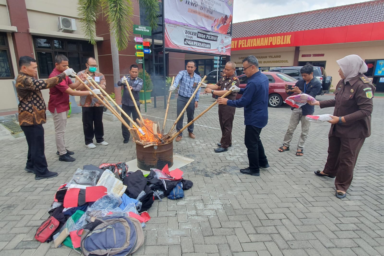 DIMUSNAHKAN - Pemusnahan barang bukti (BB) hasil kejahatan di halaman kantor Kejari Gunungkidul Kamis (28/12/2023). Foto: Gunawan/Radar Jogja