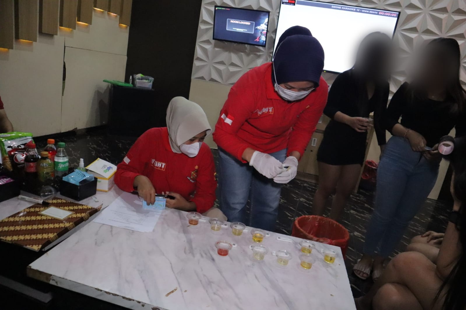 JARING PENGGUNA : Jajaran Satresnarkoba Polres Kebumen saat menggelar razia dengan sasaran tempat hiburan malam. (Humas Polres Kebumen)