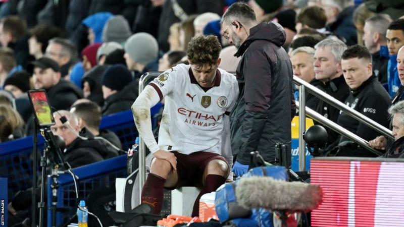 John Stones harus digantikan pada menit ke-43 usai mengalami cedera pada pergelangan kakinya (getty images)