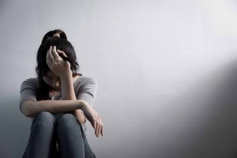 Ilustrasi seorang perempuan terduduk terkena gangguan kesehatan mental. (alodokter.com)