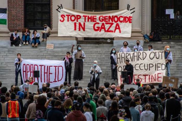 para masa jalankan aksi genjatan senjata di Universitas Harvard,Cambridge,Massachusetts (14/10/23)  (gettyimages)