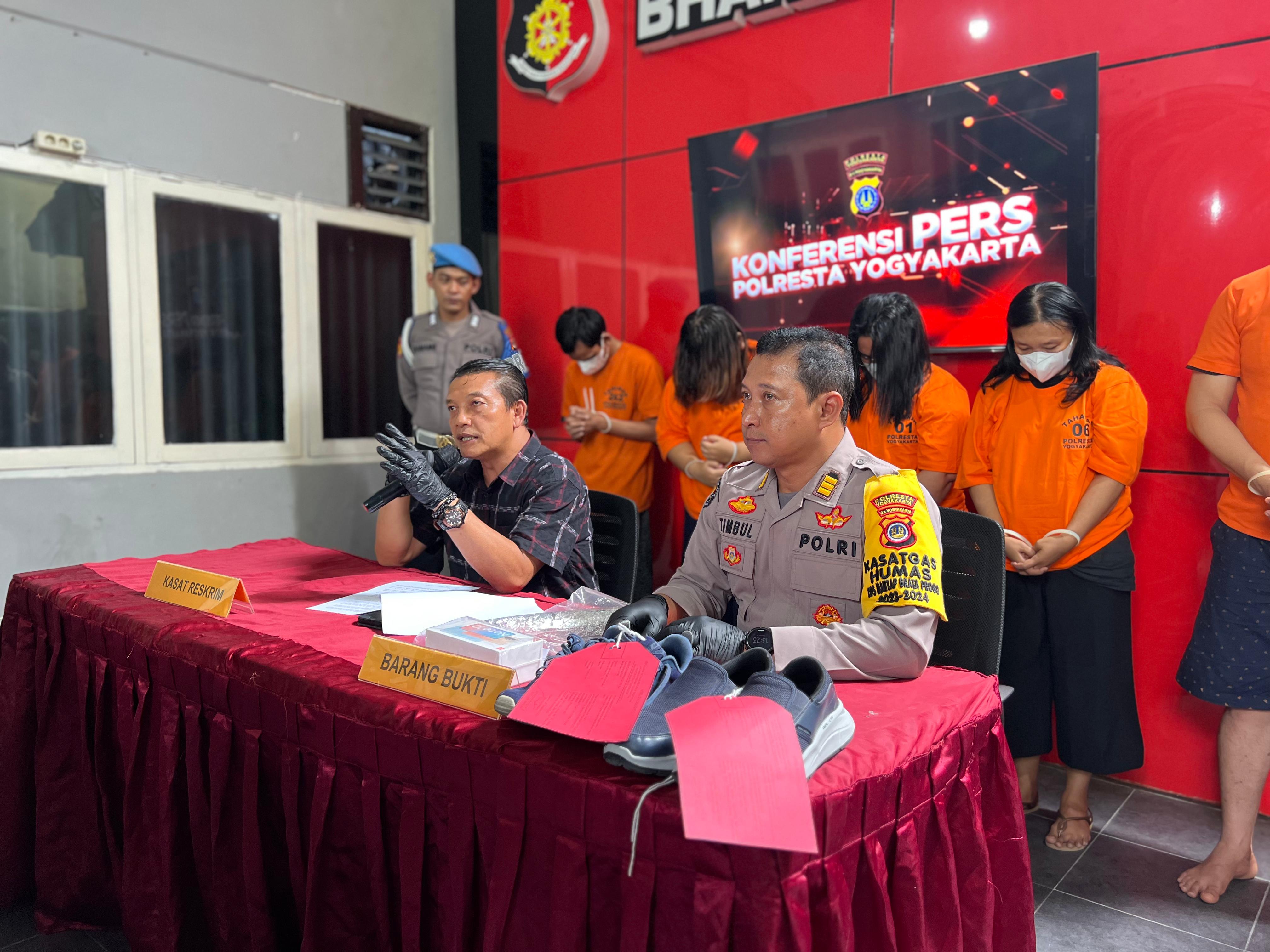 GERAK CEPAT: Kasat Reskrim Polresta Jogja AKP Probo Satrio menjelaskan aksi kelompok copet dalam jumpa pers di Kapolresta Jogja Kamis (28/12). (Khairul Ma