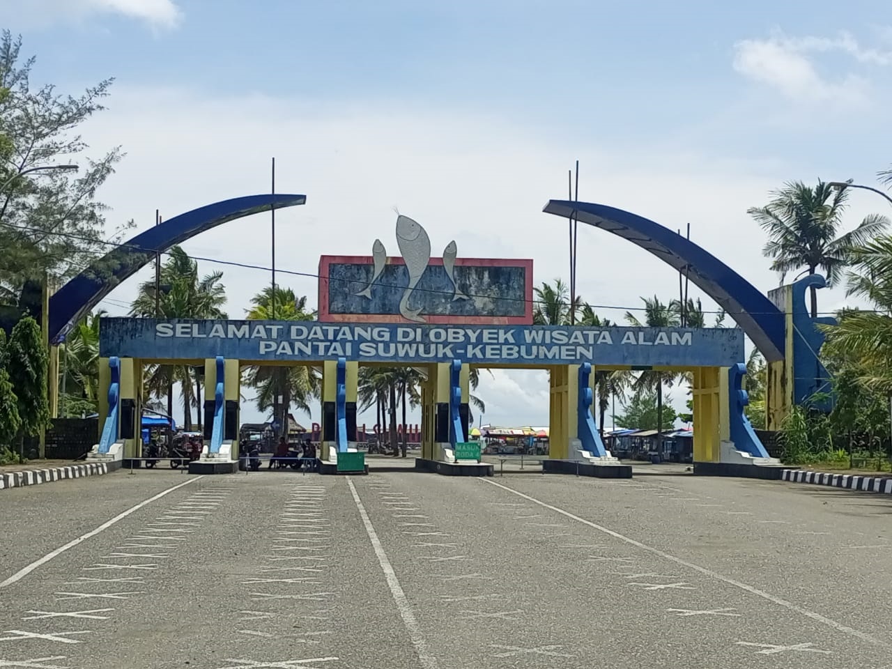 Pintu masuk objek wisata Pantai Suwuk