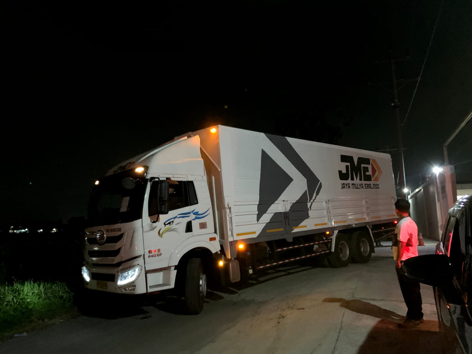 MONITOR: Petugas dari Bawaslu Kebumen melakukan pengawasan saat armada pengangkut surat suara Pemilu tiba di Kebumen. (Istimewa)