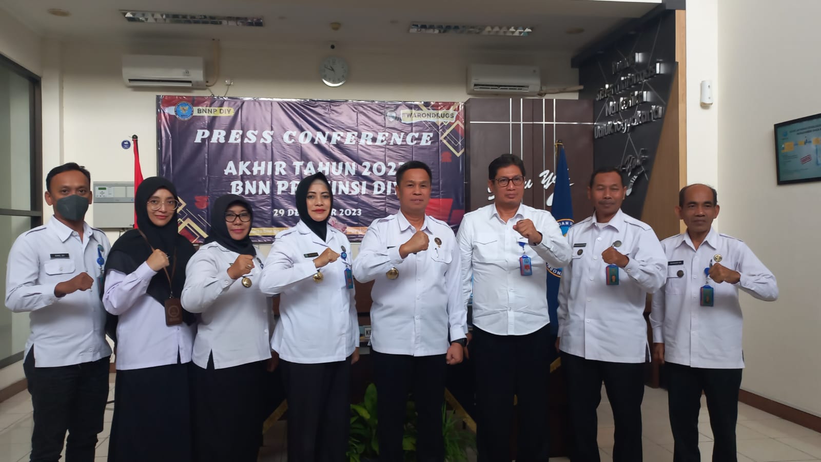 SEMANGAT: Jajaran BNNP DIY saat memaparkan kinerja dan ungkap kasus selama tahun 2023 di kantor setempat Jumat (29/12). (Winda Atika Ira P/Radar Jogja)