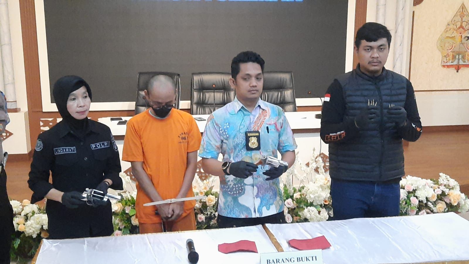 SUKSES: Kasatreskrim Polresta Sleman Rizky Adrian saat jumpa pers kasus tindak pidana kepemilikan senjata api ilegal di Mapolresta Sleman Jumat (29/12/2023). (Agung Dwi Prakoso/Radar Jogja)