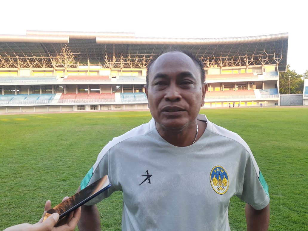 AYDK: Pelatih kepala PSIM Jogja Kas Hartadi saat ditemui di Stadion Mandala Krida. (Rizky Wahyu/Radar Jogja)