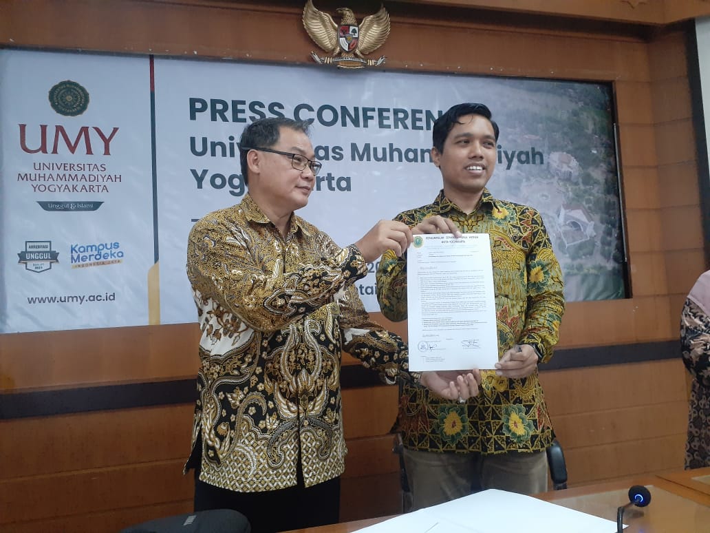KOMITMEN: Ketua Umum PS HW UMY Achmad Nurmandi (kiri) dan Filosa Gita (manajer) menunjukkan surat permohonan investigasi ke Asprov PSSI DIY di Kampai UMY Jumat (29/12). (Rizky Wahyu/Radar Jogja)