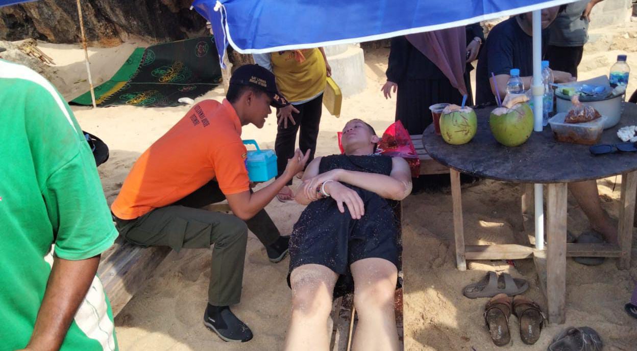 SEMUA SELAMAT - Salah satu korban terseret ombak Pantai Watu Lawang, Tepus berhasil dievakuasi oleh petugas Jumat (29/12/2023)  (Dokumen Tim SAR Gunungkidul)