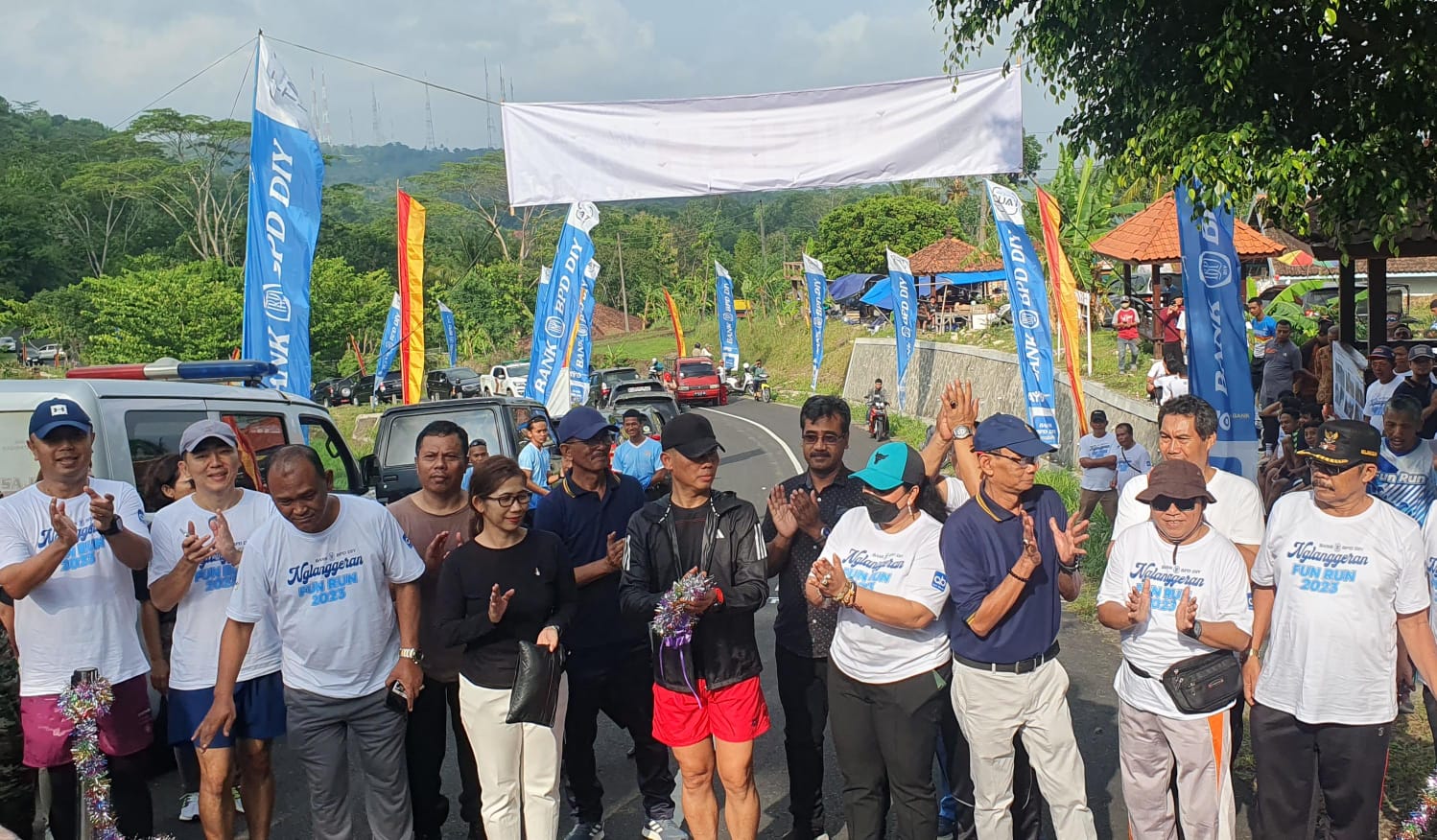 SUPAYA MERATA - Secara simbolis Bupati Gunungkidul Sunaryanta resmikan ruas jalan Tawang-Serut sepanjang 8,2 kilometer Jumat (29/12/2023) (GUNAWAN/RADAR JOGJA)