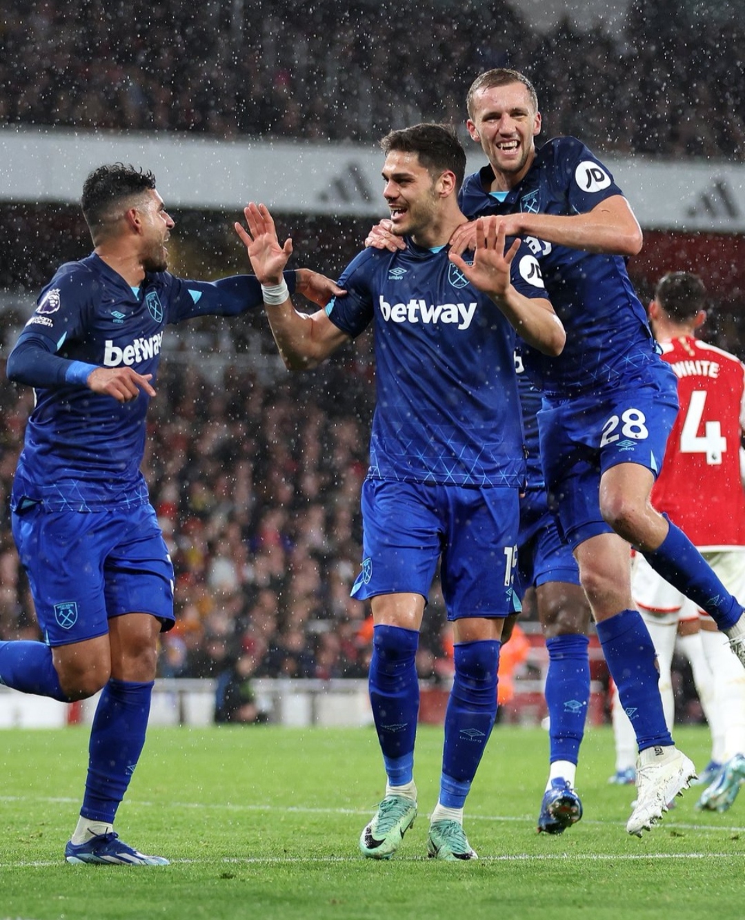 DOMINAN: West Ham kalahkan Arsenal 2-0 di Emirates Stadium. (premier league)