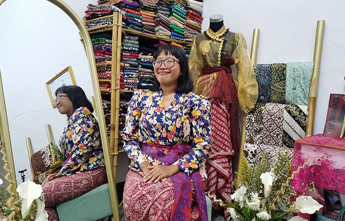 Dilla Auliya Dina selaku fashion stylist yang fokus di kain dengan berbagai koleksi kain pribadinya.Fahmi Fahriza/RADAR JOGJA