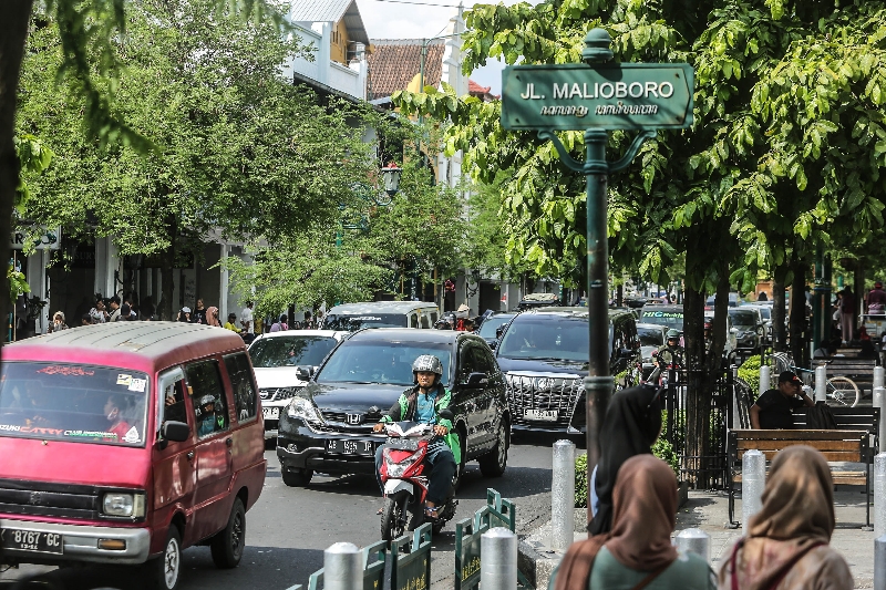 PADAT: Kendaraan melintas di Jl Malioboro Jogja. (Elang Kharisma Dewangga/Radar Jogja)