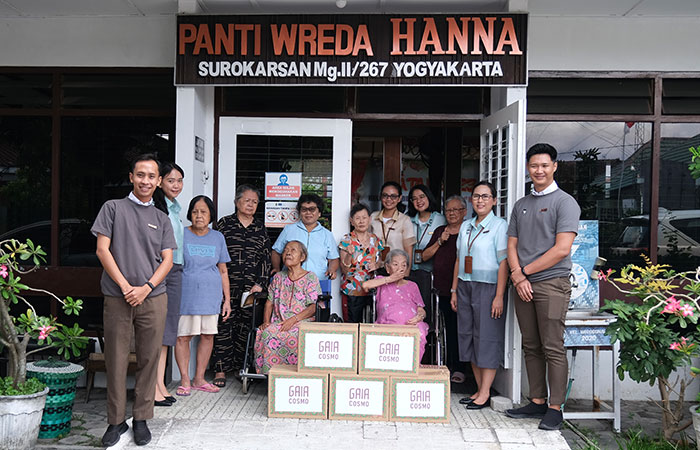 BERBAGI: Kunjungan dilakukan oleh Cosmonian umat Kristiani dan  disambut ramah oleh warga Panti Wreda Hanna.ISTIMEWA