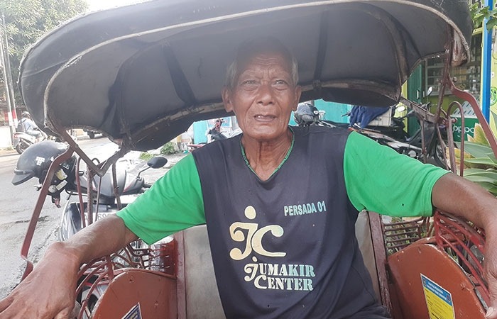 MENDING UNTUK MAKAN: Penarik becak kayuh asal Nitipyaran, Bantul, Soponyono saat mangkal di sekitar lampu merah Bugisan, Kota Jogja.Rizky Wahyu/Radar Jogja
