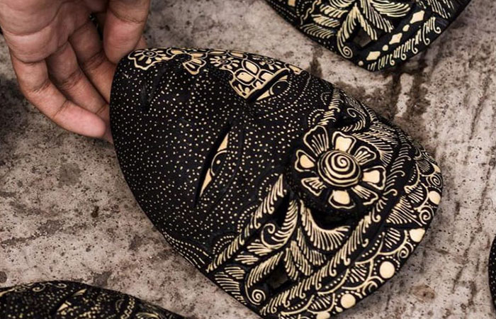 KHAS KREBET: Topeng kayu dengan nuansa batik menjadi salah satu karya perajin Desa Krebet. Produk-produk mereka selain masuk pasar lokal juga menjangkau pasar internasional.Dok. Desa Wisata Krebet
