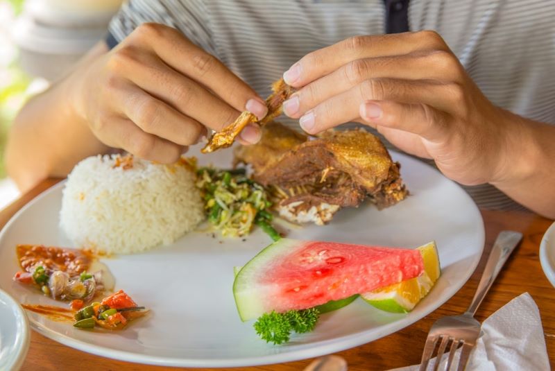 Ilustrasi makan menggunakan tangan langsung. (website/honest)