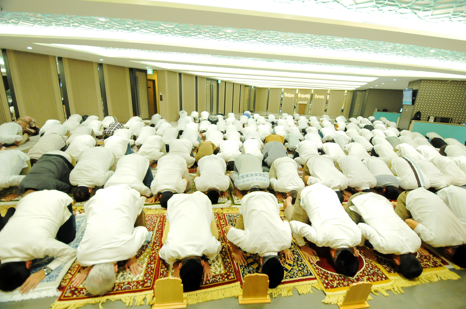 SYUKUR: Seluruh pegawai BSI melaksanakan sujud  serentak di cabang seluruh Indonesia, Hal ini dilakukan sebagai bentuk rasa syukur atas capaian di tahun 2023 (31/12).