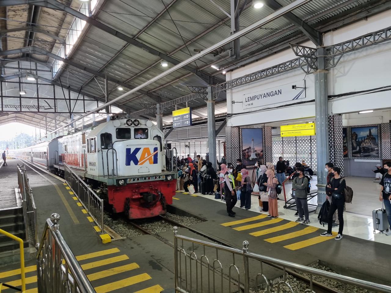 LANCAR: Kereta api berhenti di Stasiun Lempuyangan Jogja. (Dok Daop 6 Jogja)