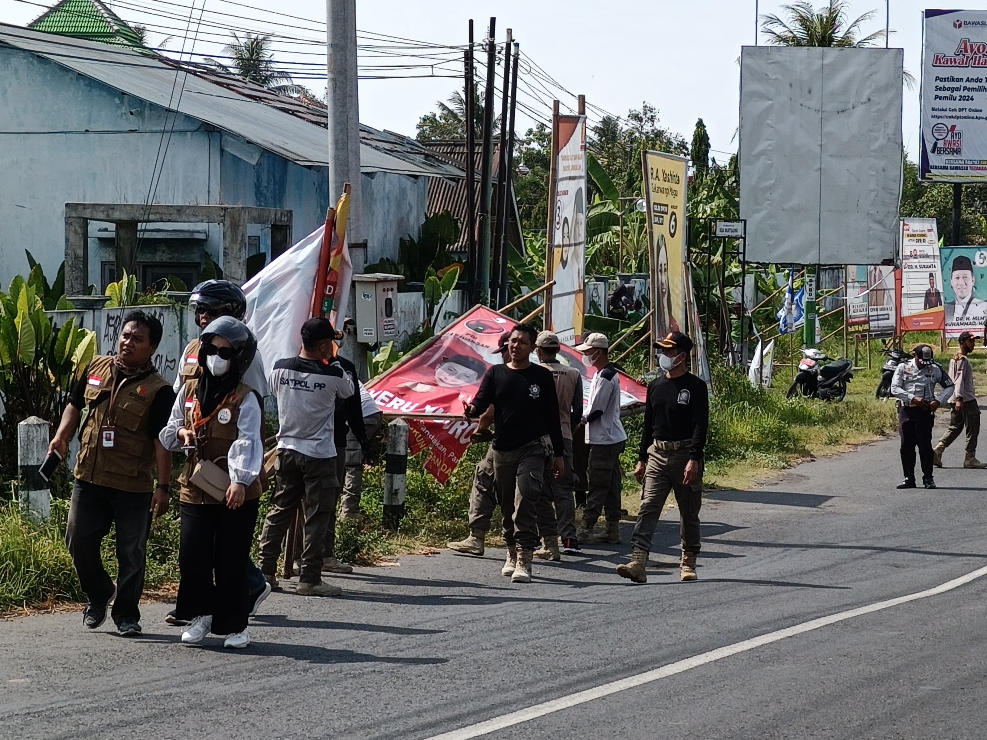 TERTIB: Petugas melakukan penertiban alat peraga kampanye di Bantul. (Dok. Bawaslu Bantul)