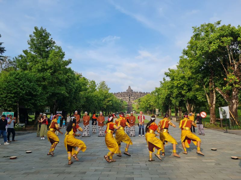SAMBUT PENGUNJUNG: Pasukan bregada, soreng, dan pamong badra menyambut pengunjung pertama Candi Borobudur dari maingate menuju marga utama, Senin (1/1/2024). (NAILA NIHAYAH/RADAR JOGJA)