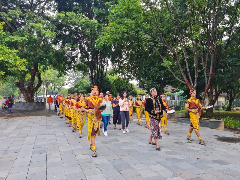 SAMBUT PENGUNJUNG: Pasukan bregada, soreng, dan pamong badra menyambut pengunjung pertama Candi Borobudur dari maingate menuju marga utama, Senin (1/1/2024). (NAILA NIHAYAH/RADAR JOGJA)