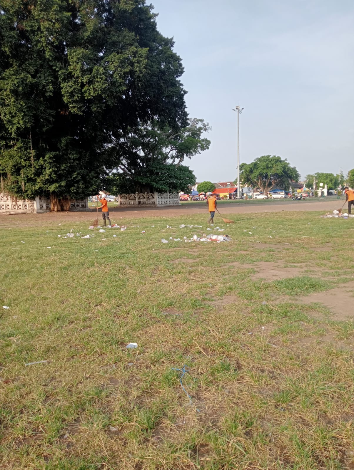 BERSIHKAN: Petugas membersihka  sampah di Alun-Alun Kidul Jogja Senin (1/1). (Khairul Ma