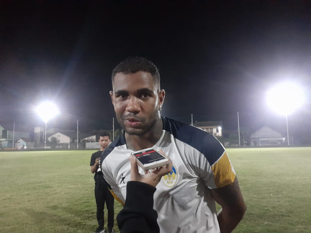 YAKIN: Striker asing PSIM Jogja Augusto Neto Saat Ditemui di Maguwohargo Minisocer Park. (Rizky Wahyu/Radar Jogja)