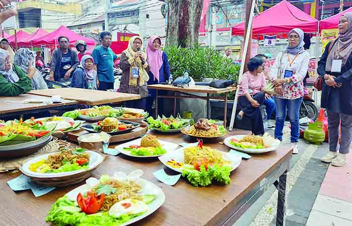 SAJIAN KHAS: Para juri tampak menilai masing-masing nasi goreng Magelangan yang sudah dimasak, Senin (1/1/2024).
