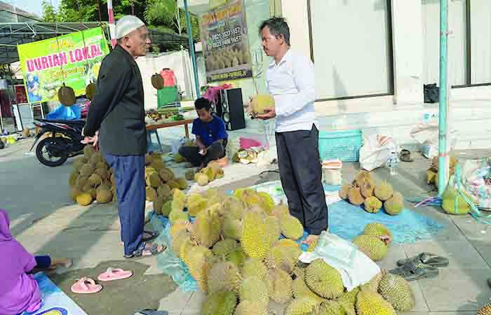 Situasi Gebyar Bazar Durian Purworejo hari terakhir di halaman Dekranasda, Senin (1/1).