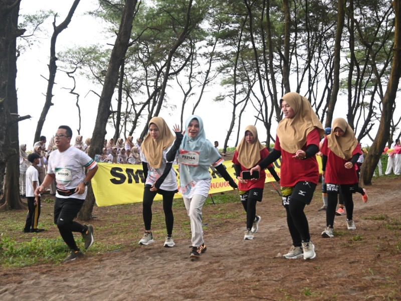 Peserta Kebumen Beach Half Marathon (KBM) 2023 menyusuri trek lari di sepanjang pinggir Pantai Pandan Kuning.