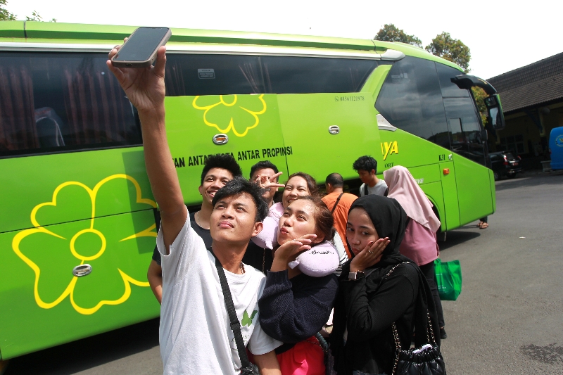 HAPPY: Suasana di Terminal Jombor Sleman beberapa waktu lalu. (Guntur Aga Tirtana/Radar Jogja)