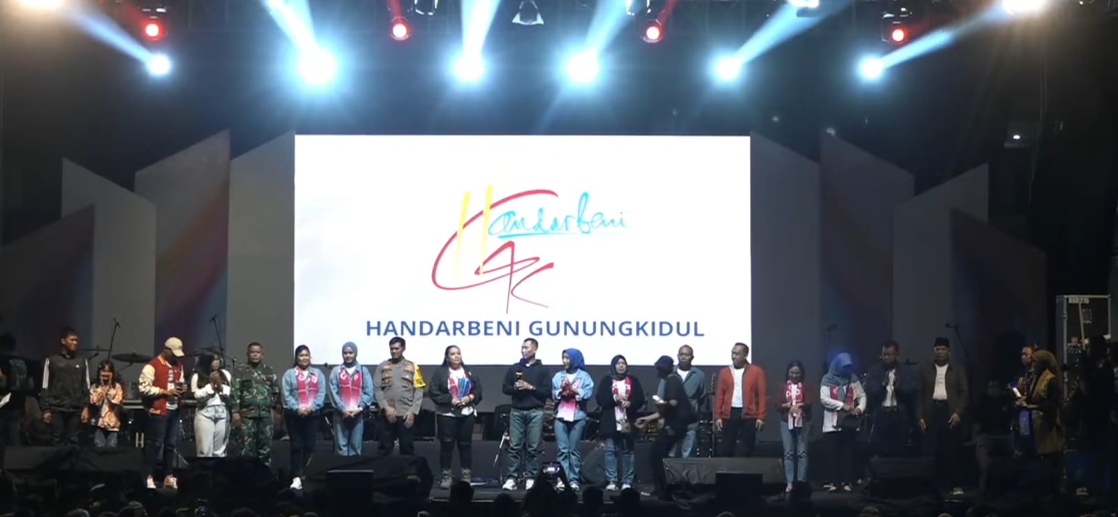 MERIAH - Detik-detik menjelang perayaan tahun baru 2024 di Alun-alun Wonosari pada Senin (1/1/2024)