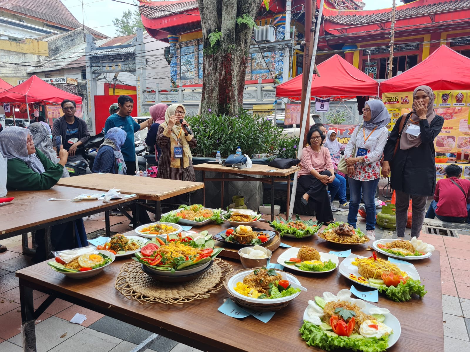 SAJIAN KHAS: Para juri tampak menilai masing-masing nasi goreng Magelangan yang sudah dimasak, Senin (1/1/2024). NAILA NIHAYAH/RADAR JOGJA