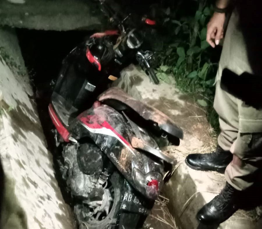 Terperosok masuk saluran air: motor yang digunakan para terduga pelaku klitih di Bantul keblasuk usai dikejar-kejar warga - istimewa