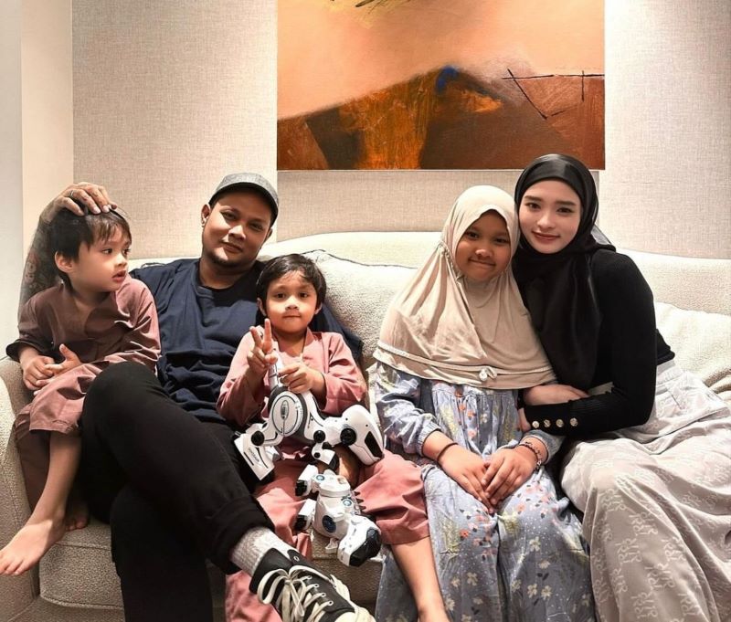 Inara Rusli, Virgoun dan anak - anaknya. (Instagram/@mommy_starla)