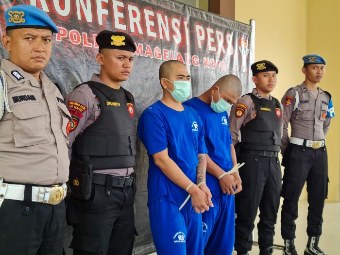 KONFERENSI PERS: Dua tersangka tindak pidana pencurian dengan kekerasan di Jalan Pahlawan pada Sabtu (30/12/2023) lalu akhirnya ditangkap pada Senin (1/1/2024).  NAILA NIHAYAH/RADAR JOGJA