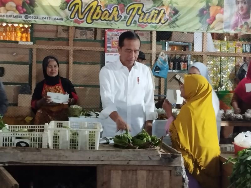 Momen Presiden Jokowi mengunjungi Pasar Purworejo pada Selasa (2/1) yang mendapat sambutan antusias dari warga. (JIHAN ARON VAHERA/RADAR JOGJA)  &nbsp;