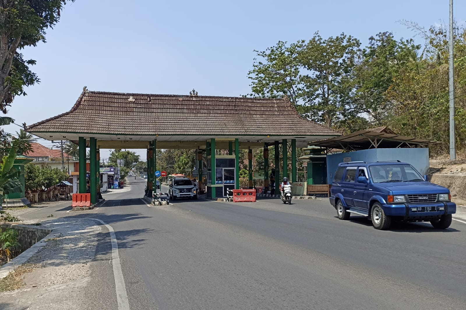 RESMI: Tempat pemungutan retribusi wilayah pantai selatan di Jalan Parangtritis, Bantul. (Gregorius Bramantyo/Radar Jogja)