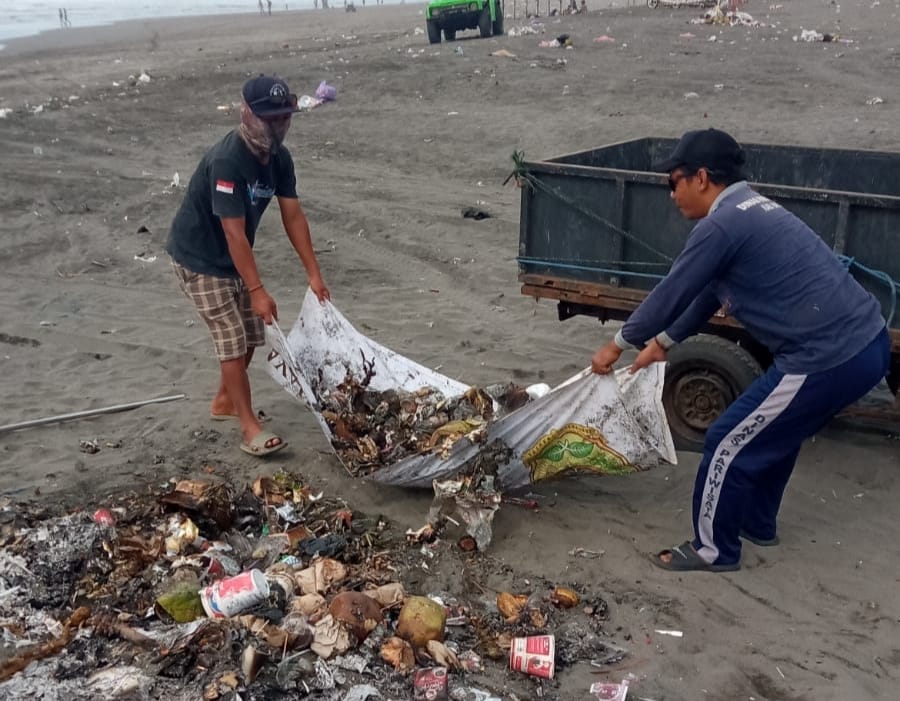 BERSIH: Petugas membersihkan sampah di Pantai Parangtritis. (Dok. Dinas Pariwisata Kabupaten Bantul)